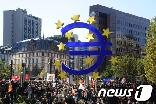 독일에서는 약 8000여명의 시위대가 금융 중심지 프랑크푸르트에 있는 유럽중앙은행(ECB) 청사 앞에서 세계 금융 시스템의 부당함과 은행 권력의 과도한 집중에 항의하는 시위를 벌였다. (사진=AFP)  News1