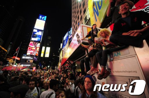 反월가 시위가 15일(현지시간) 미국 뉴욕 주코티 공원에서 타임스퀘어 광장으로 자리를 이동해 월가의 탐욕을 규탄하는 시위를 벌였다.(사진=AFP)  News1