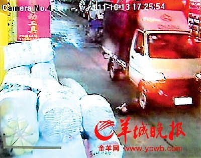 차에 치인 뒤 골목길에 방치돼 뒤에 오던 차에 또 치여. ▲출처=양청완빠오