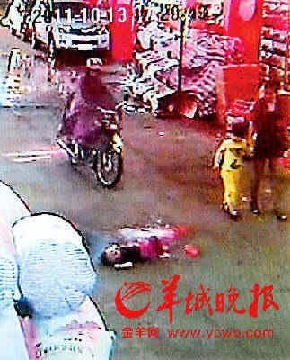 아이 손을 잡고 길을 가는 어머니도 쳐다보기만 할뿐 도와줄 생각을 하지 않음. ▲출처=양청완빠오