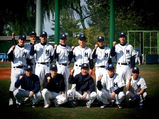 ↑ 경기 MVP에 선정된 현대해상화재보험 손창국 선수(사진 오른쪽).ⓒ송학주