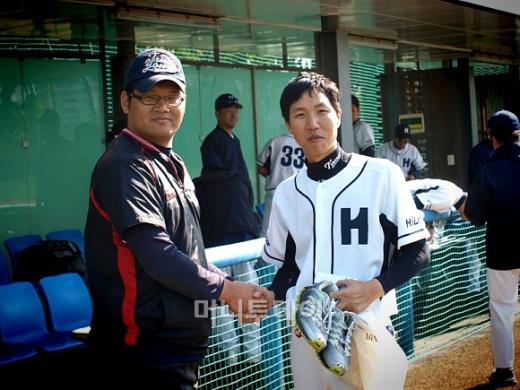 ↑ 경기 MVP에 선정된 한진해운 신동걸 선수(사진 왼쪽).ⓒ송학주