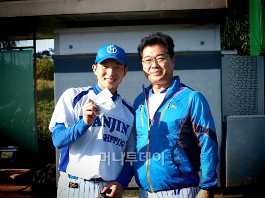 ↑ 대회 우승후보로 손꼽히며 8강에 진출한 스포츠토토 선수단이 화이팅을 외치고 있다.ⓒ송학주