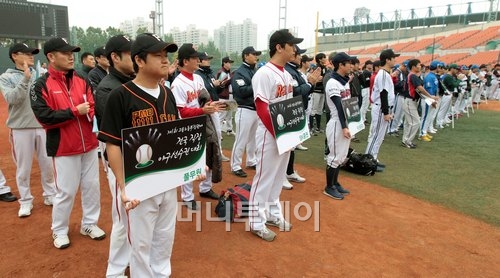 ↑15일 개막한 제1회 고용노동부장관배 전국 직장야구선수권대회에는 전국에서 32개팀이 참가 자웅을 겨룬다. 사회인 야구인에게는 '꿈의 구장'인 서울 목동구장에서 열리는 이번 대회는 머니투데이 미디어와 대한야구협회, 국민생활체육 전국야구연합회가 공동주최한다. ⓒ이동훈 기자