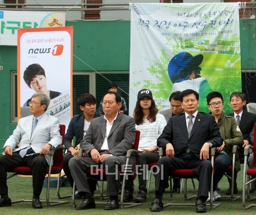 ↑ 15일 목동구장에서 열린 제1회 고용노동부장관배 전국직장선수권대회 개막식에 이채필 고용노동부 장관, 김인식 KBO기술위원장, 이동호 국민생활체육 전국야구연합회장(앞줄 오른쪽부터)등이 참석했다. ⓒ 이동훈 기자