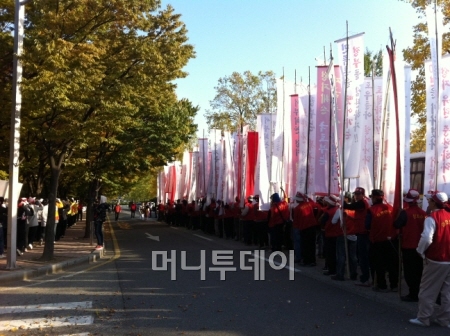 ↑대순진리회 교인 4000여명이 과천 국토해양부 청사 앞 도로에서 시위를 벌이고 있다. ⓒ전병윤 기자