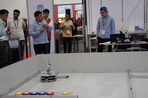 ↑ 배정연(왼쪽 세번째)군과 공정표(오른쪽)군이 '제41회 국제기능올림픽' 모바일로보틱스 종목에 출전한 모습(사진: 한국산업인력공단)