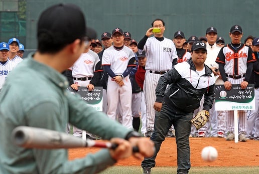 ↑ 15일 오전 서울 목동야구장에서 열린 제1회 고용노동부 장관배 전국 직장야구 선수권대회(주최: 머니투데이) 개막식에서 런던 기능올림픽에서 고등학생 신분으로 모바일로보틱스 금메달을 수상한 배병연 군이 시구를, 공정표 군이 시타를 하고 있다.ⓒ이동훈 기자
