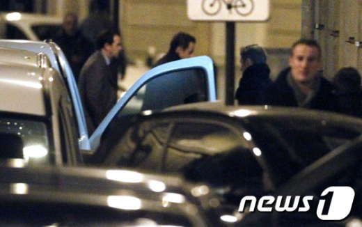 독일에서 돌아온 사르코지 대통령이 서둘러병원으로들어가고 있다(사진=AFP) News1