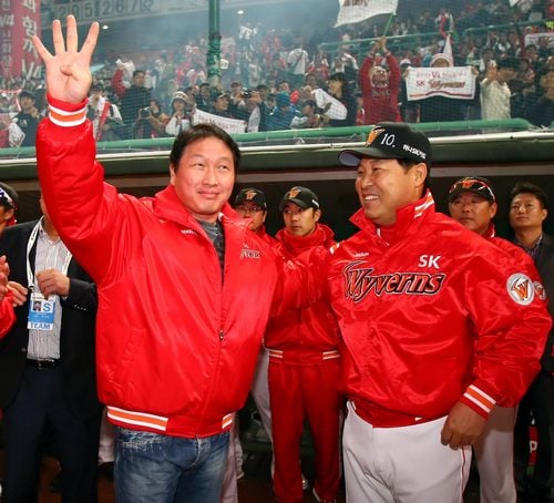 ↑구본준 LG전자 부회장은 평소 '야구광'으로 잘 알려져 있다. 하지만 지난 8월 구 부회장은 경영에 전념하기 위해 LG트윈스 구단주 자리에서 물러났다. 사진은 경기장을 찾은 구 부회장이 선수들을 격려하고 있는 모습.