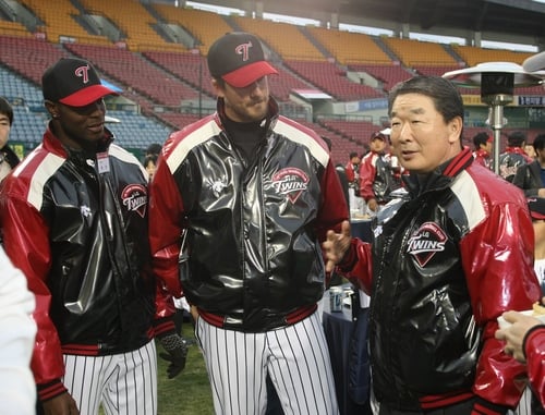 7월 29일 2011 롯데카드 프로야구 LG 트윈스와 삼성 라이온즈의 경기가 열린 서울 잠실야구장을 찾은 이재용 삼성전자 사장이 선수들과 인사를 나누고 있다. [뉴시스]