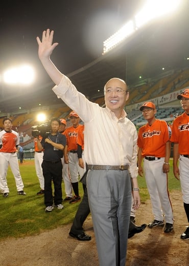 정의선 현대·기아차그룹자 부회장이 경기장을 찾아 KIA 타이거즈 선수단을 격려하고 있는 모습. [OSEN]