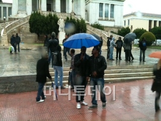 ↑아테네 대학앞 우울한 젊은이들의 모습.