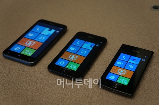 ↑홍콩에서 공개된 윈도폰7.5 망고탑재폰. 왼쪽부터 HTC 타이탄, 삼성전자 포커스S, 포커스 플래시