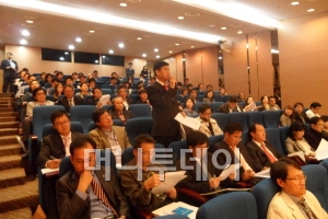 10월22일(토) 오후2시부터 6시까지 주중한국대사관 지하1층 대강당에서 열린 '중국법률설명회'에는 150여개 좌석이 거의 꽉 찰 정도로 높은 관심을 보여줬다.