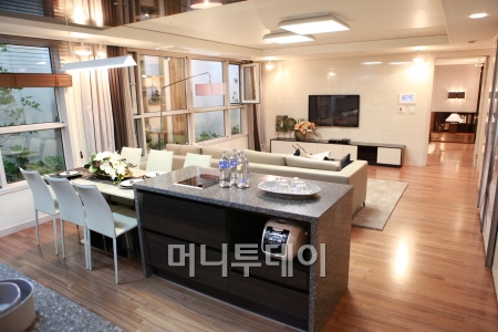 ↑'광안동 쌍용 예가 디오션' 113㎡ 거실.