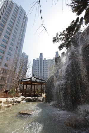 ↑'2011년 굿디자인' 공공환경·조경물 부문 인증을 받은 동부건설 '흑석 한강 센트레빌' 내부 조경 ⓒ동부건설