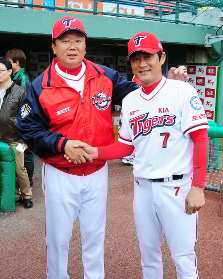 ↑ 21일 오후 광주구장에서 열린 선동렬 신인감독과 KIA 선수단의 상견례 자리에서 선동렬 감독이 이종범 선수와 악수를 나누고 있다. KIA 7대 사령탑인 선동렬 신인감독은 계약금 5억원, 연봉 3억8천만원에 3년간 계약을 맺었다. ⓒ사진제공= OSEN