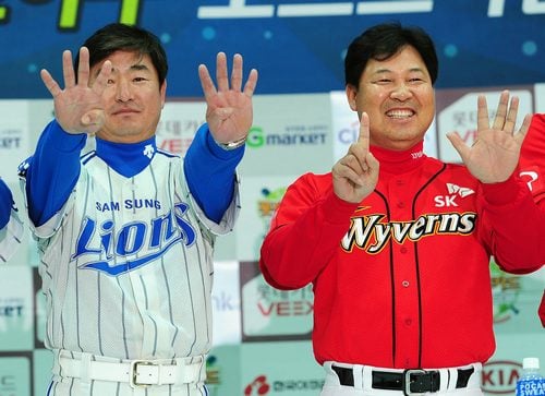 ↑ 24일 대구 시민체육관에서 열린 '2011 롯데카드 프로야구' 한국시리즈 미디어데이에서 '몇차전에 승부가 날 것 같냐'는 질문에 류중일 감독은 8차전을 이만수 감독은 6차전을 손가락으로 표시하고 있다. ⓒ 사진제공= OSEN