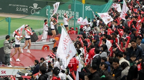 ↑지난 20일 오후 인천 문학경기장에서 열린 2011 프로야구 플레이오프 4차전에서  SK 와이번스를 응원하고있는 SK팬들.ⓒ 이기범 기자