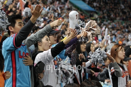 ↑지난 20일 오후 인천 문학경기장에서 열린 2011 프로야구 플레이오프 4차전에서 롯데 자이언츠의 경기를 응원하고 있는 롯데 팬들.ⓒ 이기범 기자