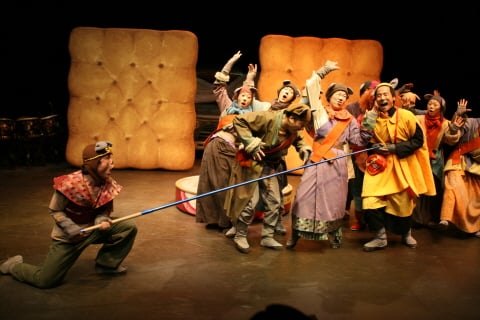 ↑ 연극 '레드'에서 화가 로스코와 그의 조수 켄이 경쾌한 클래식음악에 맞춰 빠른 손놀림으로 캔버스에 밑칠 작업을 하고 있다. ⓒ신시컴퍼니