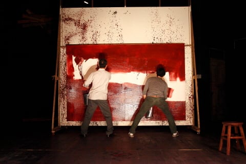 ↑ 연극 '지하생활자들'에서는 공연 내내 배우들이 춤을 주고 악기를 연주하며 라이브 뮤직연극의 진수를 보인다. ⓒ국립극단