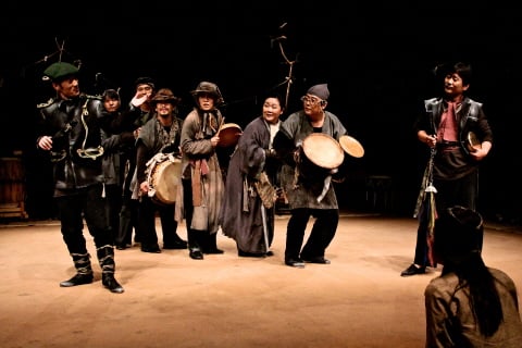 ↑ 10월을 맞아 연극 뮤지컬 등 보고 즐기기 좋은 공연이 한창 쏟아져 나오고 있다. '이언주의 박스오피스'는 영화처럼 예매 순위나 장기 흥행, 관객 동원력 등에 따른 게 아니다. 이언주 기자가 직접 본 10편 이상의 공연 중 사심을 가득 담아 선정했다.