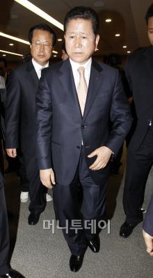 최원병 농협중앙회장이 지난 4월14일 농협의 전산망 장애사고와 관련, 기자간담회를 하기 위해 입장하고 있다. 류승희 기자 grsh15@