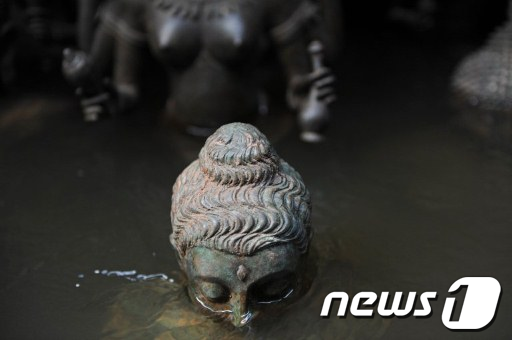 30일 태국 차오프라야강 인근 시장에서 부처상이 물에 잠겨 있다. AFP  News1