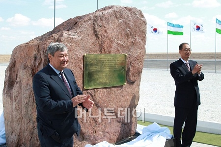 ↑ 주강수 한국가스공사 사장(오른쪽)과 에니아조프 우즈베키스탄 자치공확국 의장이 수르길 가스전 개발과 관련해 초석 제막식에 참석한 모습(사진: 한국가스공사)