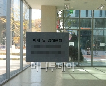 ↑경기 성남시 판교테크노밸리 H스퀘어 1층 점포. 입주 5개월이 지났지만 아직도 계약자를 찾지 못했다. ⓒ최윤아 기자