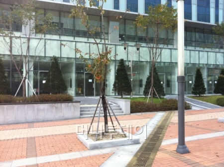 ↑1층 전면부 8개 점포가 모두 비어있는 H스퀘어 N동. ⓒ최윤아 기자