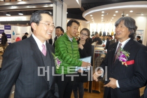 구자열 LS전선 회장(왼쪽)이 몽벨의 중국내 1호점 개점식이 끝난 뒤 몽벨 창업자인 이사무 다치노(오른쪽) 회장과 함께 환환 표정으로 몽벨 매장을 둘러보고 있다.