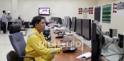 ↑슈아이바 북부발전소의 '중앙제어실'. 발전소의 모든 현황을 모니터링할 수 있으며 작동과 정지는 컴퓨터로 제어된다.