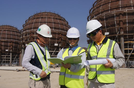 ↑대우건설 UAE RRE패키지7 현장에서 대우건설 직원과협력업체 직원들이 현장도면을 보며 논의를 하고 있다. ⓒ대우건설