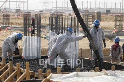 ↑파이프라인을 통해 원유와 가스를 보내려면 압력을 넣어주는 컴프레서 공사를 해야 한다. 지반이 해수면보다 낮아 흙을 쌓아 올리는 작업이 선행된다.