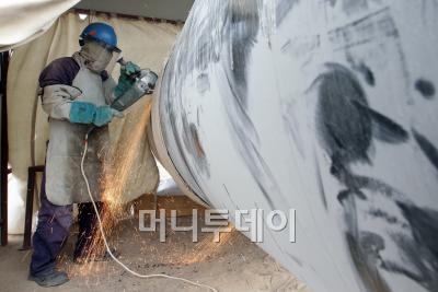 ↑파이프라인을 잇기 위한 용접작업 전에 커팅을 하고 있다.
