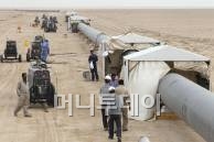 ↑파이프라인을 땅에 매설하기 전 용접하는 모습. 사막에 펼쳐진 끝없는 파이프라인은 장관이다.