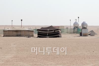 ↑가을을 맞아 사막에서 캠핑을 하는 현지인들.