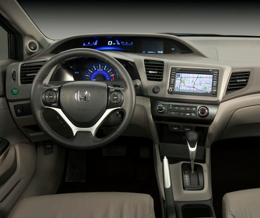 ↑미국서 내비게이션이 적용돼 판매중인 2012년형 시빅 'EX-L'의 실내, 한국선 이 모델이 수입되지 않는다.