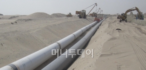 ↑UAE 아부다비 합샨-5 가스공장 부대설비공사 중 파이프라인 시공현장 전경