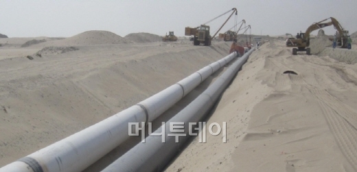 ↑UAE 아부다비 합샨-5 가스공장 부대설비공사 중 파이프라인 시공현장 전경.