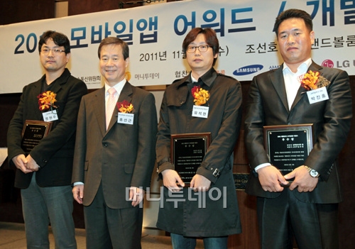 ↑ 박진홍 JHP솔루션 대표(오른쪽부터)와 유석현 엔필 이사, 홍선근 머니투데이미디어 회장, 정현수 모션원 대표가 대한민국모바일앱 어워드 우수상을 수상하고 있다.