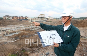 ↑코오롱건설의 박찬호 빈증성 하수처리장 현장소장이 메인 시설이 들어설 곳을 가리키며 공사현황을 설명하고 있다.