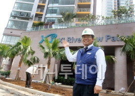 ↑GS건설의 박동근 베트남 호찌민 '자이 리버뷰 팰리스' 현장소장이 아파트 입구에서 공사 현황을 설명하고 있다.