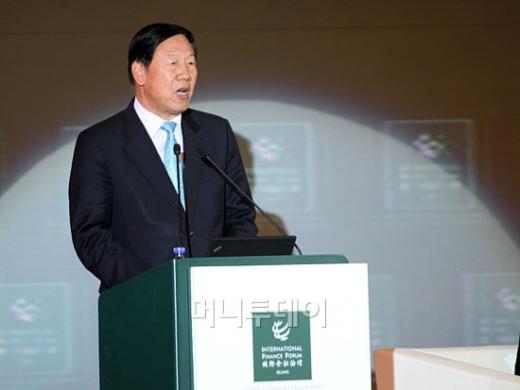 위안화 국제화로 높아지는 금융위험을 금리자유화와 금융시장 개혁을 통해 관리해야 한다고 밝히는 다이샹롱 전 인민은행장.