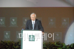 중국의 저명한 경제학자인 우징롄 교수가 중국 개혁에서 가장 중요한 것은 '정부의 개혁'이라고 지적하는 주제발표를 하고 있다.