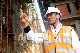 ↑금호건설의 백선흠 베트남 호찌민 '선라이즈시티' 현장소장이 공사 개요를 설명하고 있다.