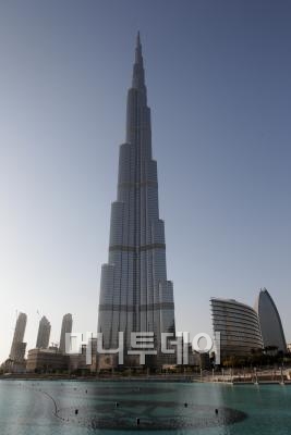 ↑162층 828m 높이로 세계 최고층 건물인 '부르즈 칼리파'.